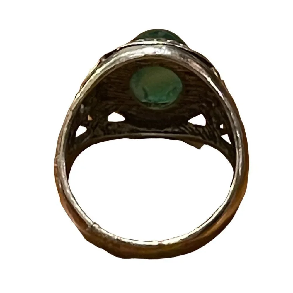 Costume jewelry silver tone ring with green center stone size 10
